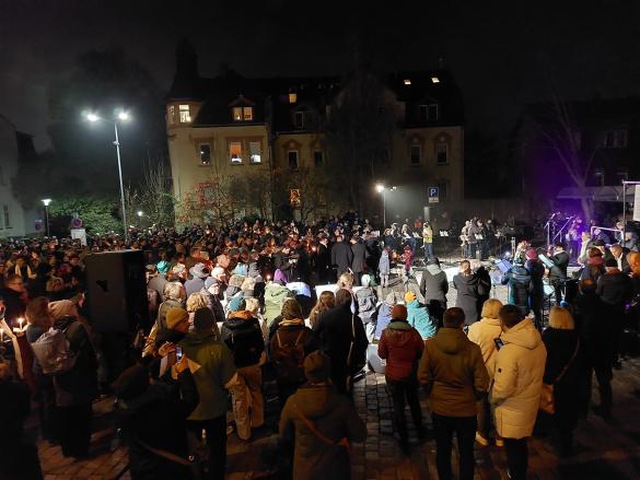 Gruppe auf dem Platz vor dem Westbahnhof