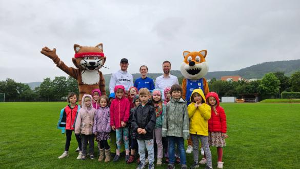 Kinder auf einem Sportplatz