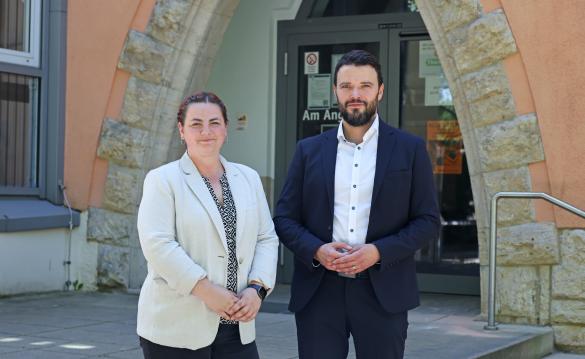 Ein Mann und eine Frau vor einem Hauseingang.