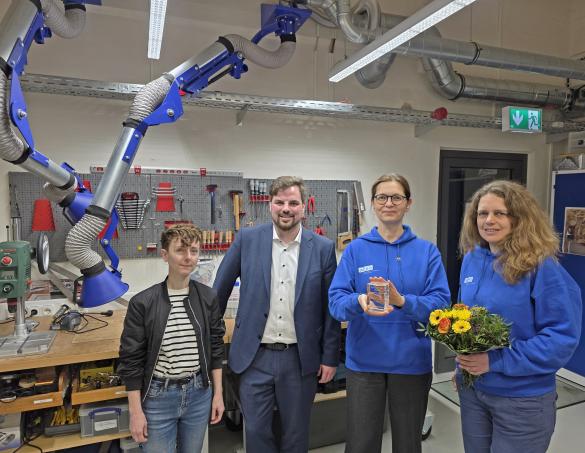 Vier Personen in einer Forschungswerkstatt