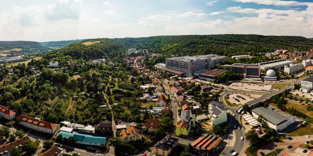 Ein Luftbild eines Stadtteils im Hintergrund Berge