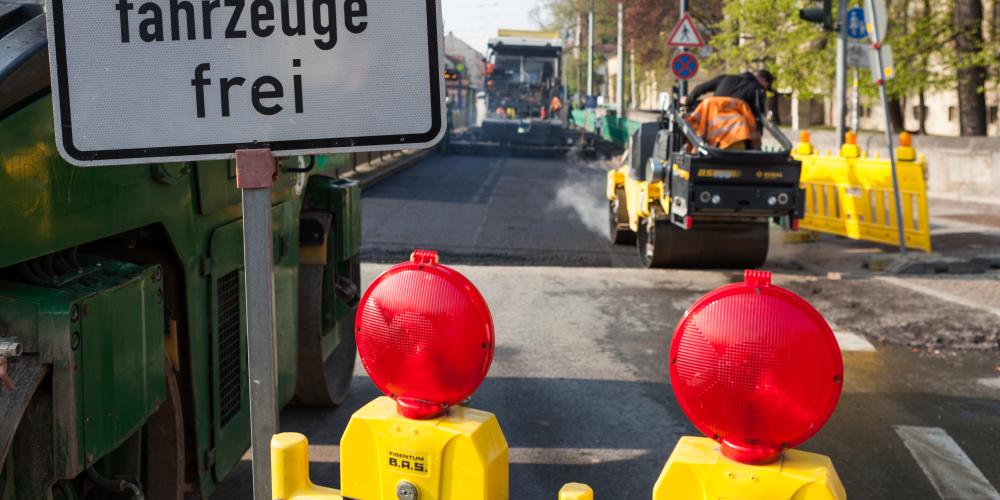 Eine Baustelle mit einem Schild Baustellenfahrzeuge frei