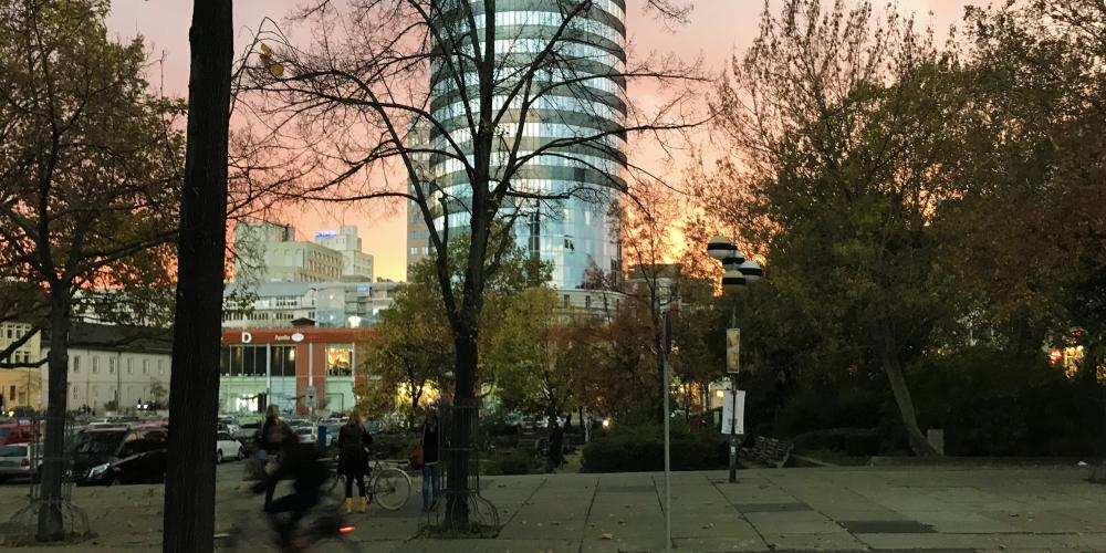 Ein Platz mit einem Turm in Abendstimmung