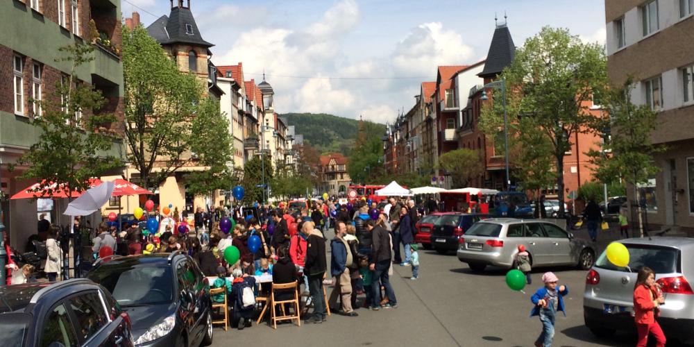 Eine Straße auf der viele Menschen feiern