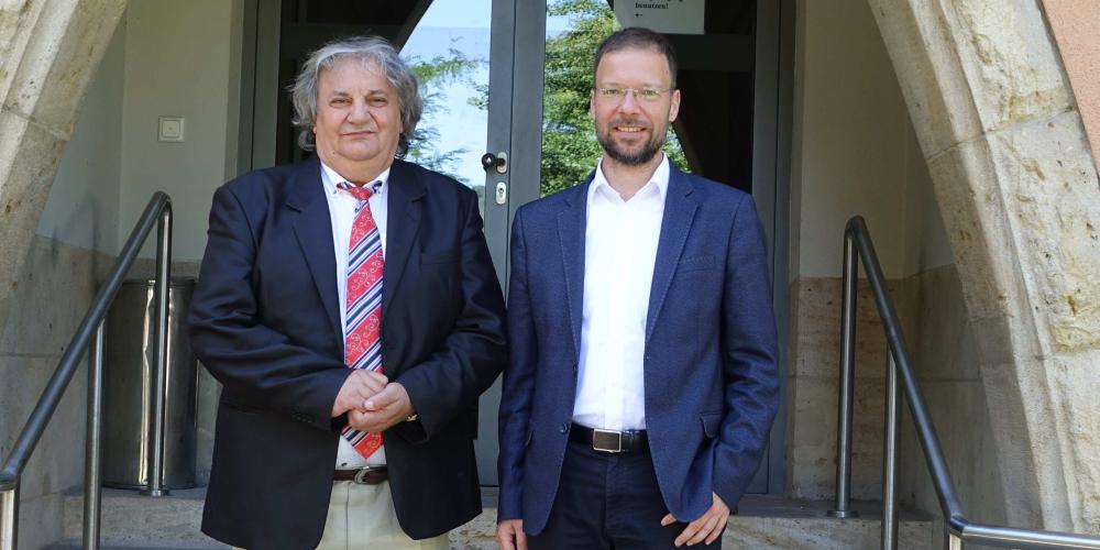 Bürgermeister Francisc Boldea (l.) und Oberbürgermeister Thomas Nitzsche (r.) stehen vor dem technischen Rathaus