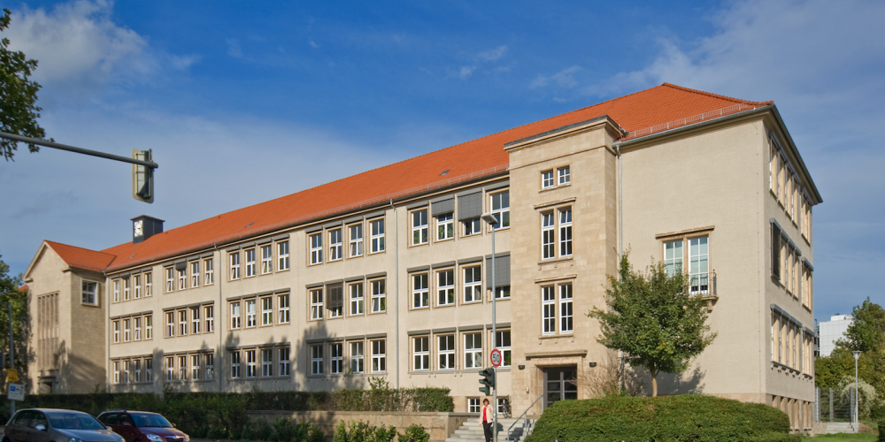 Ein Haus, im Vordergrund eine Straße