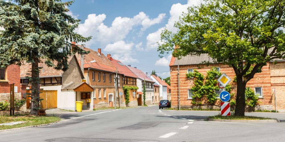 Eine Straßen einem Dorf