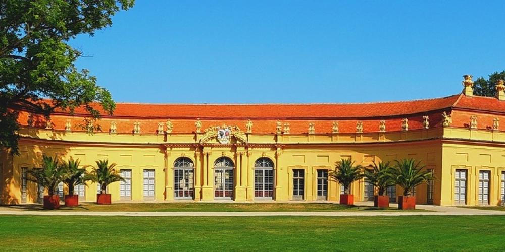 Die Orangerie in Erlangen (ein gelber einstöckiger Palast)