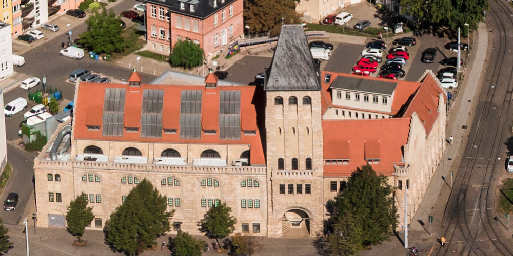 Ein Gebäude in der Mitte der Stadt