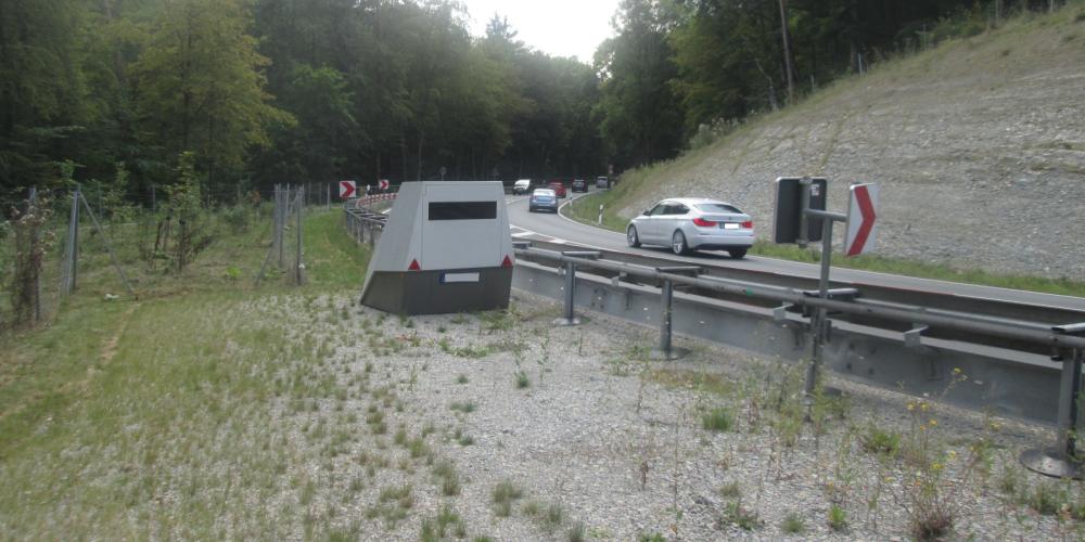 Der Panzerblitzer steht an der Straße in einer Kurve im Mühltal. Autos fahren vorbei.