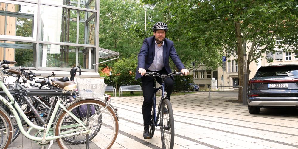 Ein Mann auf einem Fahrrad