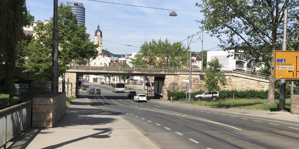 Autos fahren über die Camsdorfer Brücke. Im Hintergrund sieht man den Jentower.