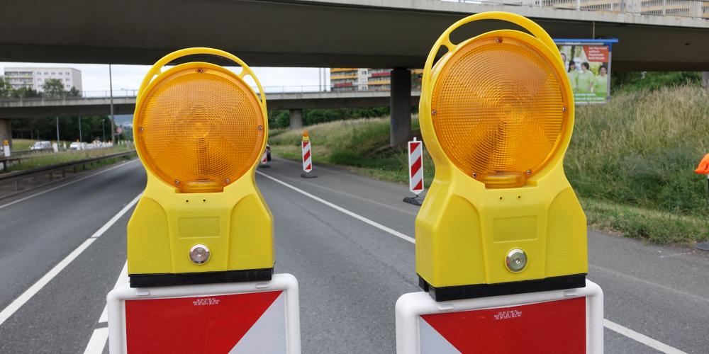 Zwei Warnbalken stehen auf der gesperrten Stadtrodaer Straße.