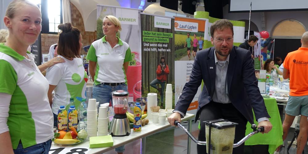 OB Nitzsche sitzt auf einem Standrat und betreibt so einen Smoothie-Maker.