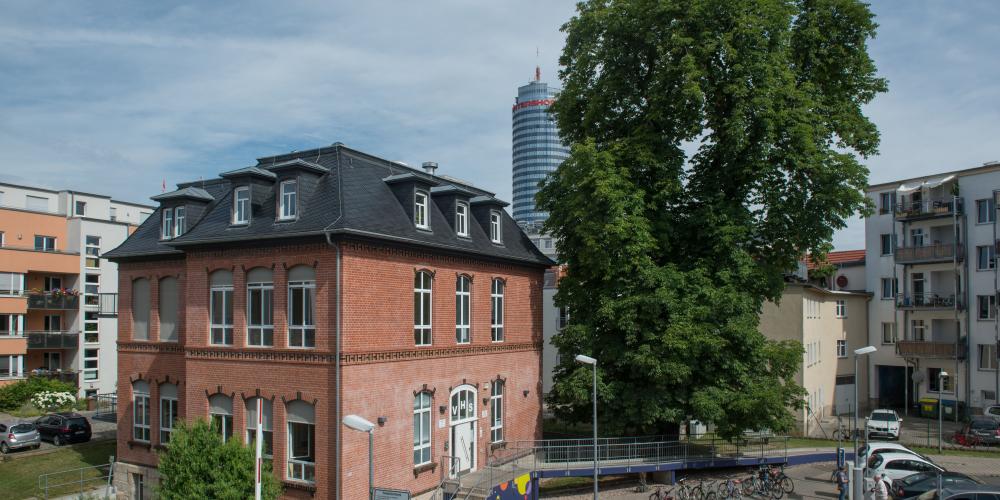 Ein Haus mit einem großem Baum