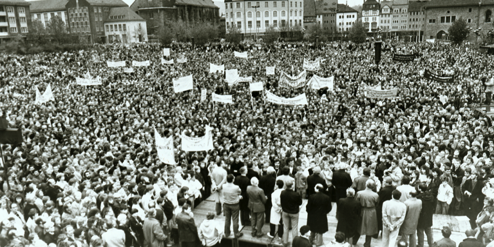 Eine Platz mit vielen Menschen