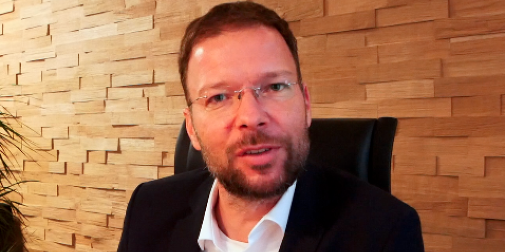 Ein Mann schaut in die Kamera