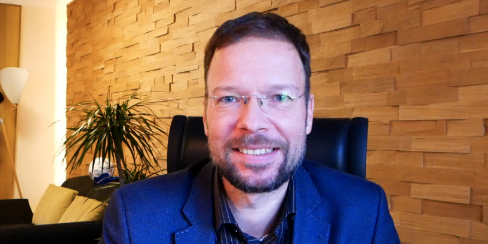 Ein Mann schaut in die Kamera