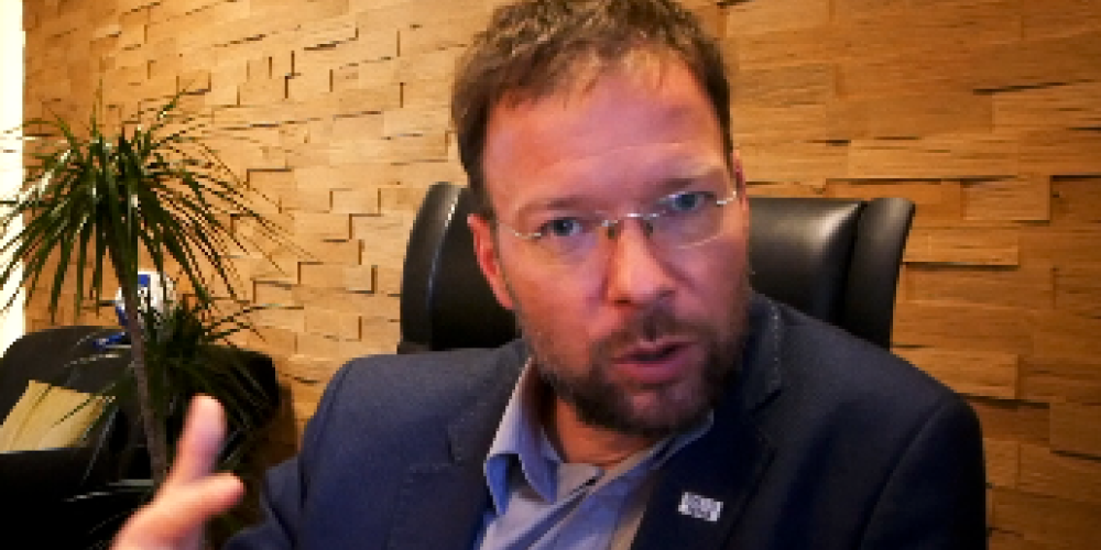 Ein Mann vor der Kamera 