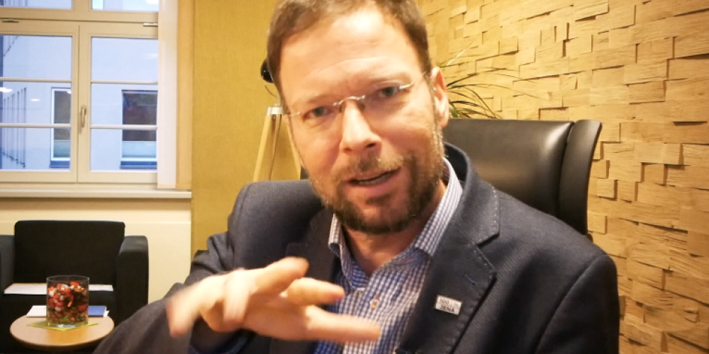 Ein Mann schaut in die Kamera