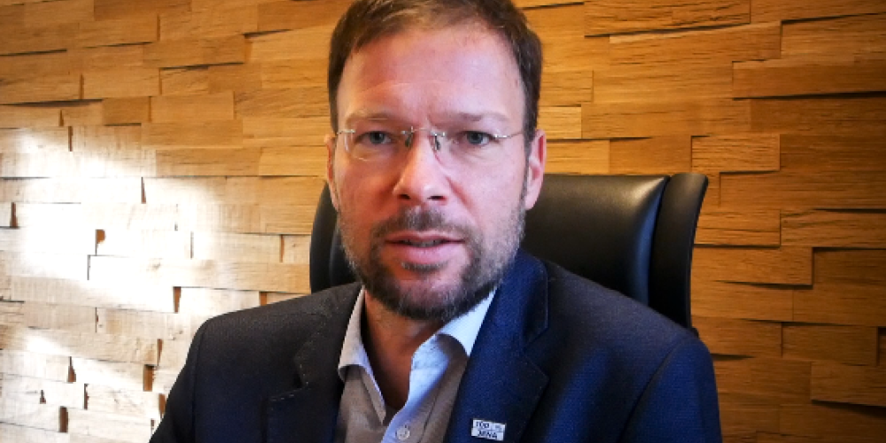 Ein Mann schaut in die Kamera