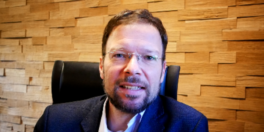 Ein Mann schaut in die Kamera