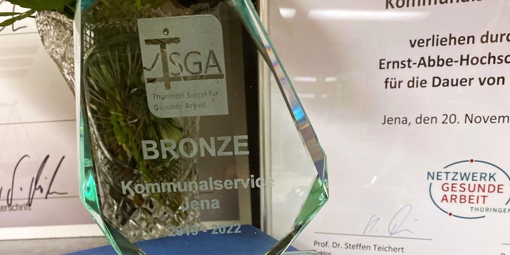 Eine Glasplastik mit der Aufschrift "Thüringer Siegel für gesunde Arbeit"