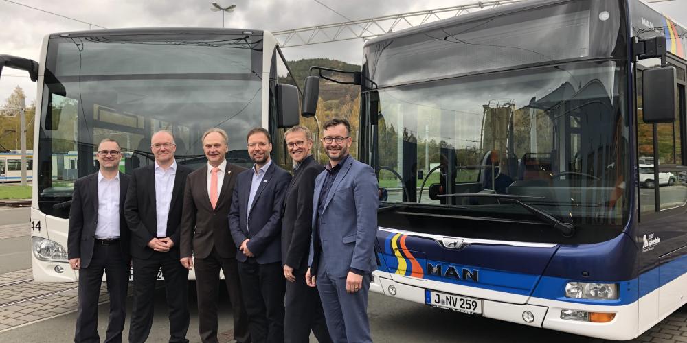 5 Herren und zwei Busse