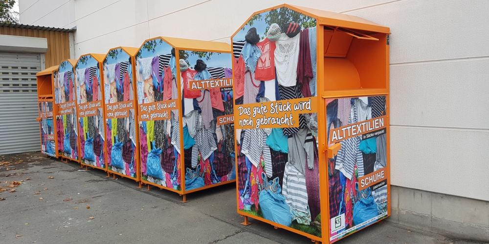 Eine Reihe von Containern mit Aufdruck von Wäschestücken