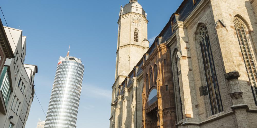Rechts eine Kirche und in der Mitte ein Turm