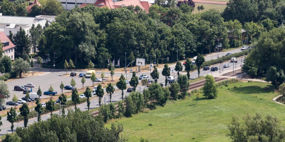 Eine Straße mit Autos
