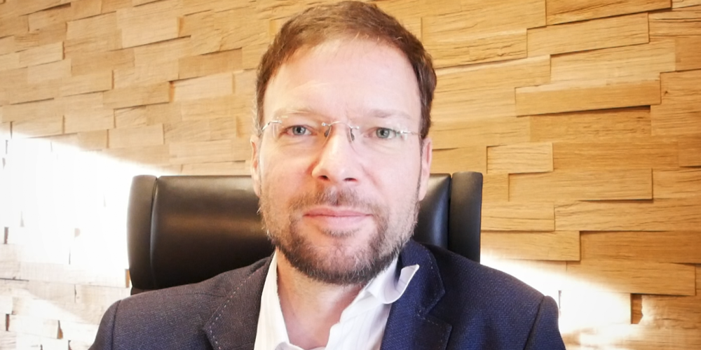 Ein Mann schaut in die Kamera