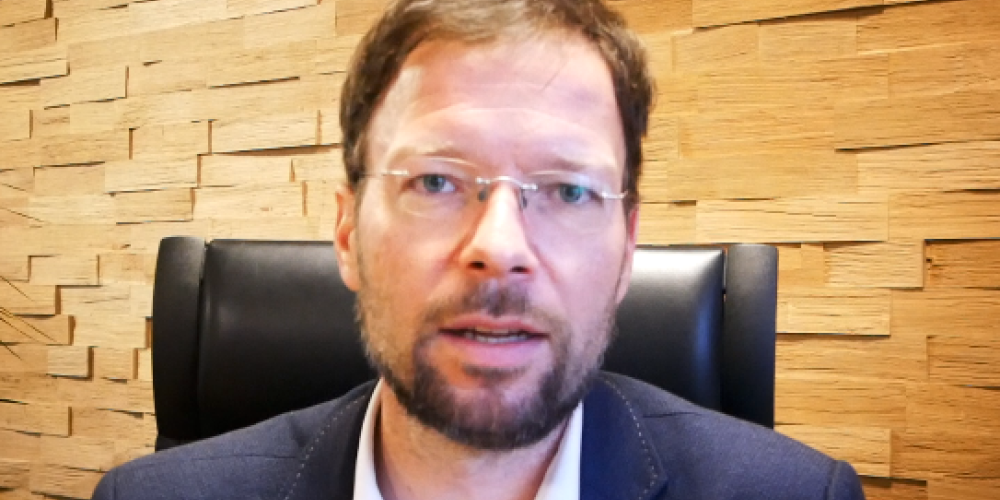 Ein Mann schaut in die Kamera