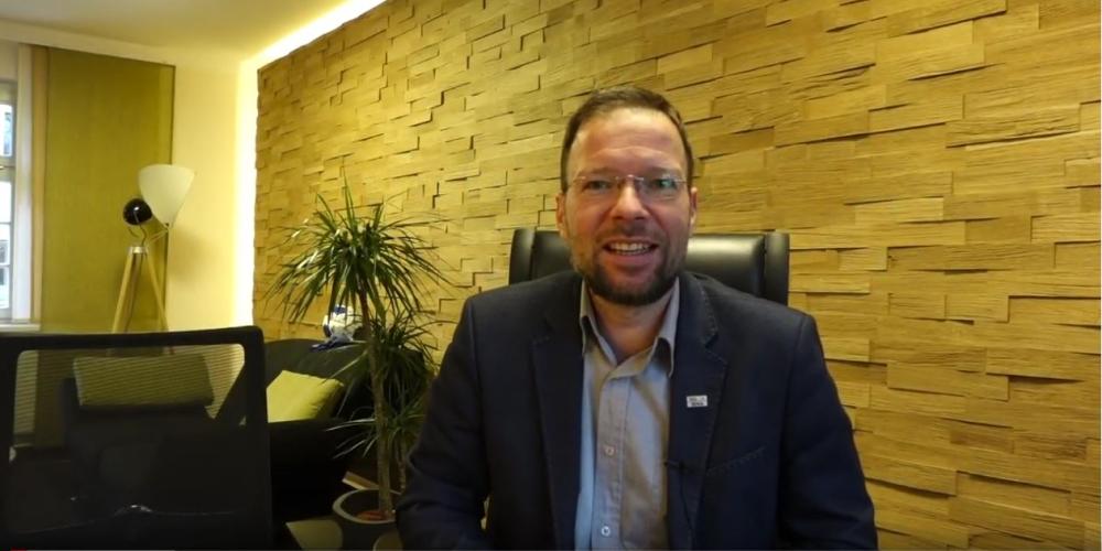 Video-Screenshot: OB hält seine Freitagsbotschaft.