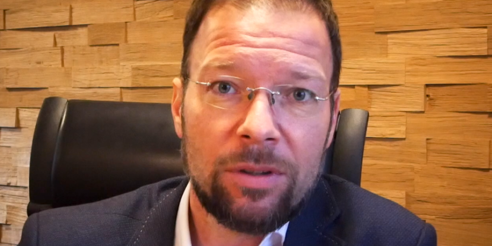 Ein Mann schaut in die Kamera