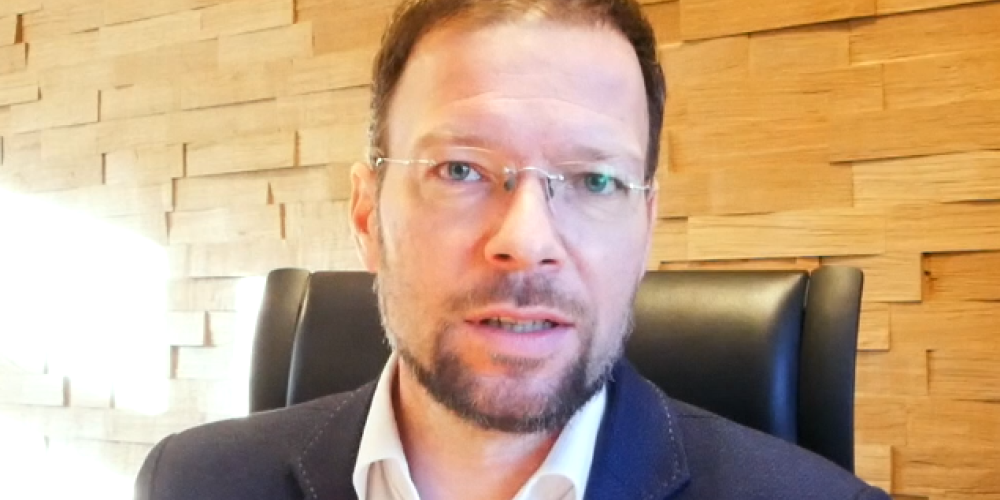 Ein Mann schaut in die Kamera