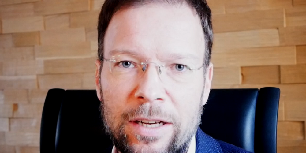 Ein Mann schaut in die Kamera