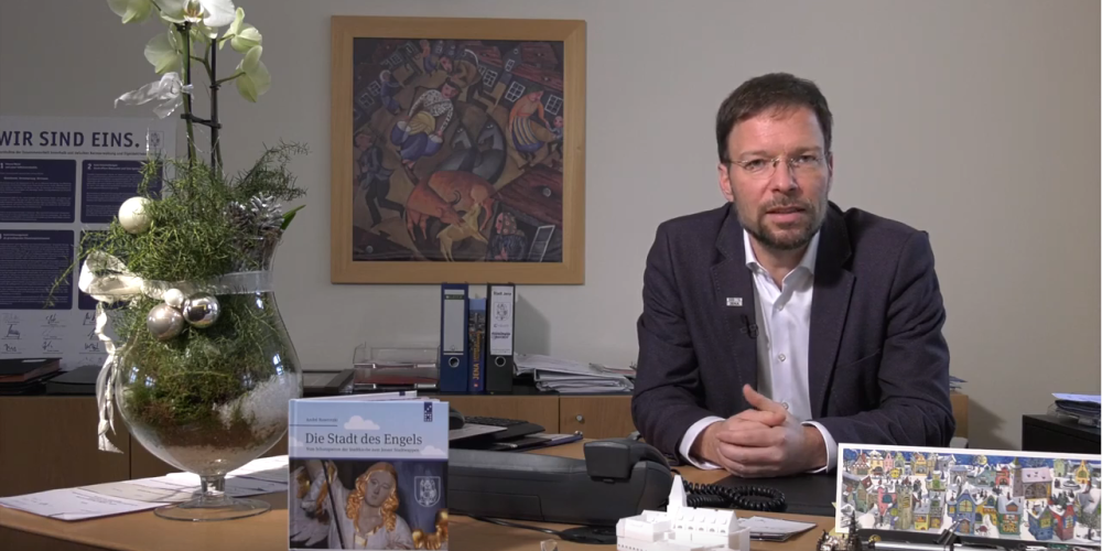 Video-Screenshot: OB sitzt an seinem Schreibtisch 