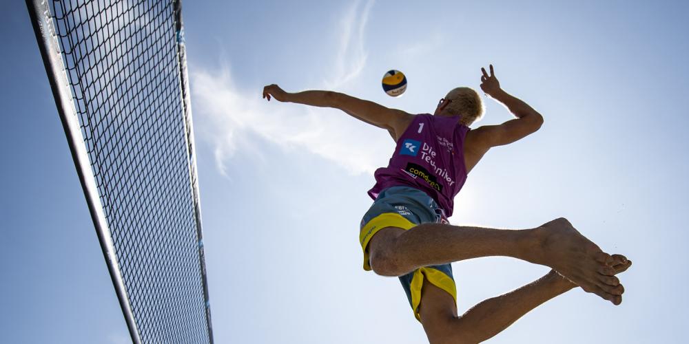 Ein Bachball-Spieler am Netz