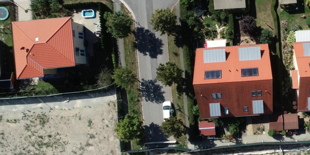 Ein Luftbild einer Siedlung, sehe Bäume an der Straße