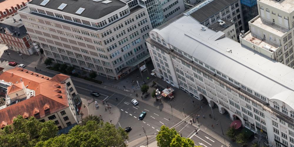 Ein Luftbild mit dem Eingang der Goethe-Galerie