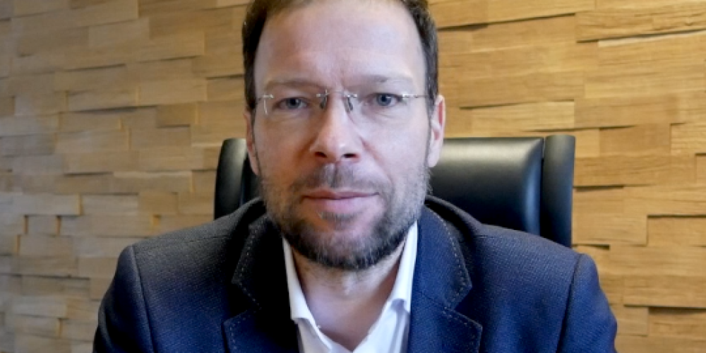 Ein Mann vor der Kamera 