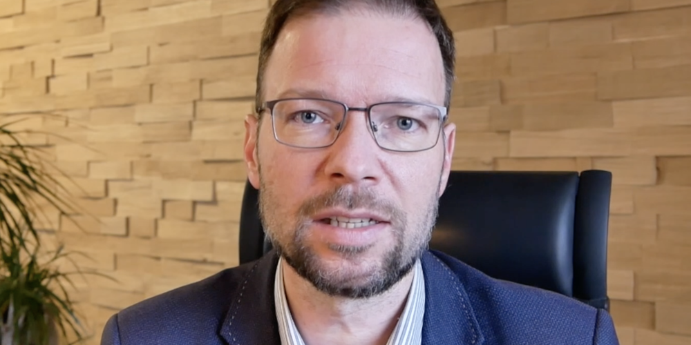 Ein Mann schaut in die Kamera 