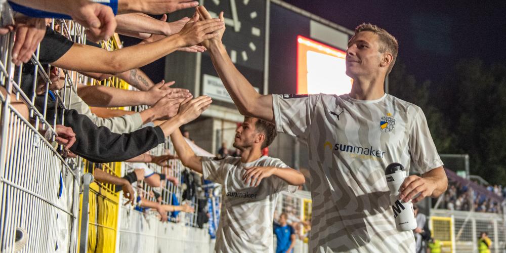 Fußballer klatschen Hände der Fans ab