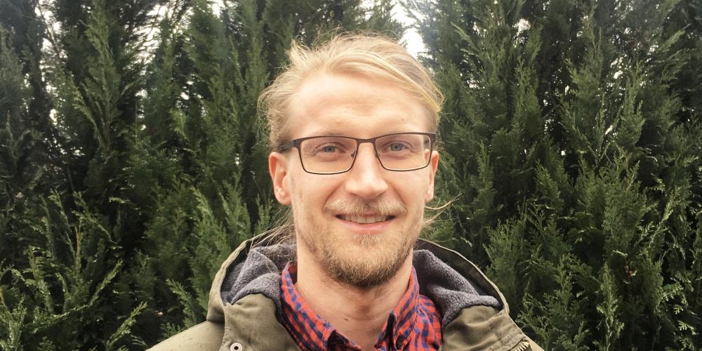 Ein Mann schaut in die Kamera