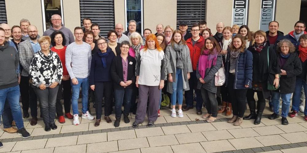 Viele Menschen schauen in die Kamera