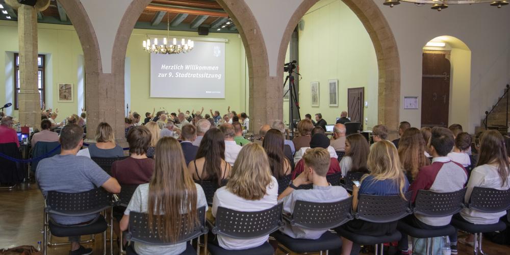 Viele Menschen in einem Raum