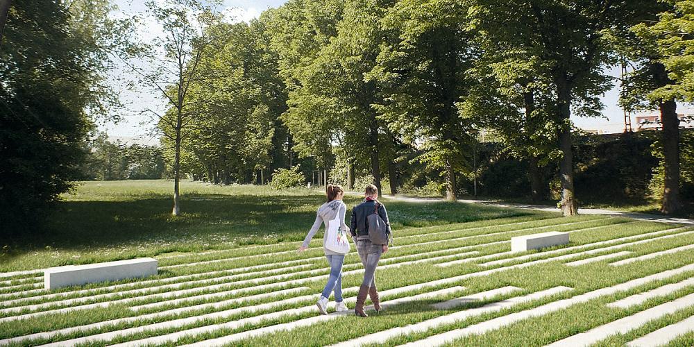 Eine Parklandschaft mit Sitzsteinen