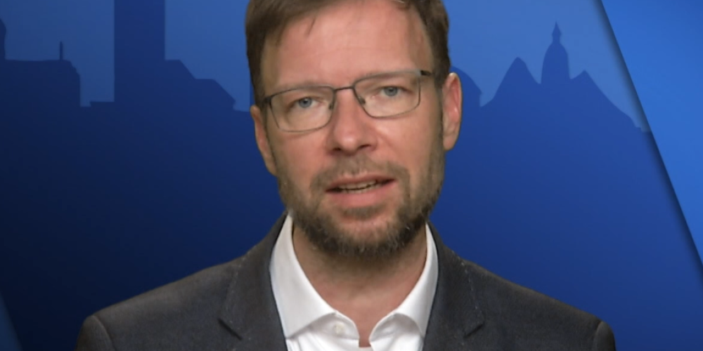 Ein Mann schaut in die Kamera