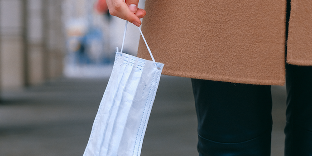 Eine Frau trägt eine Maske